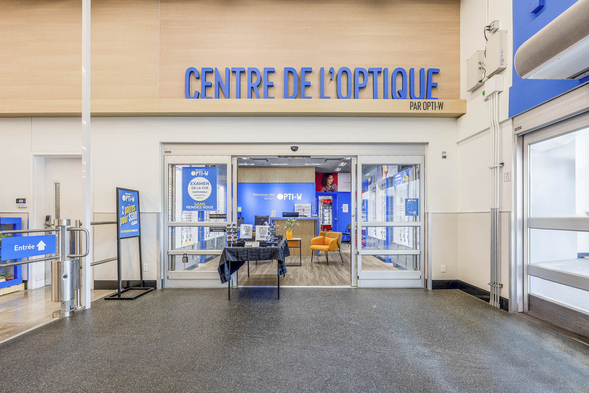 Entrée d'une clinique Opti-W à l'intérieur d'un Walmart